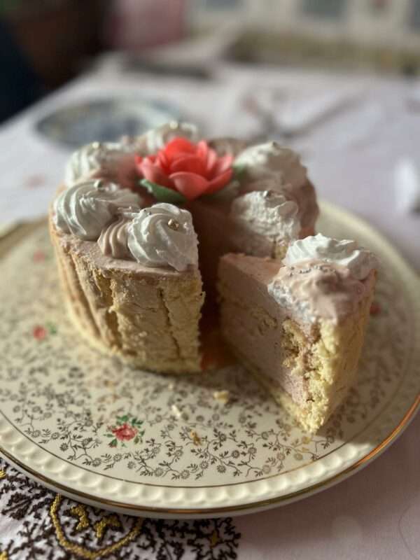 Charlotte pâtissière de l'atelier Sucrée de Nathalie à Toulon dans le Var en Provence